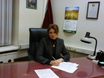 Юрист Светлана в рабочем кабинете
