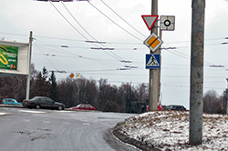 Знак «Главная дорога» на городской улице